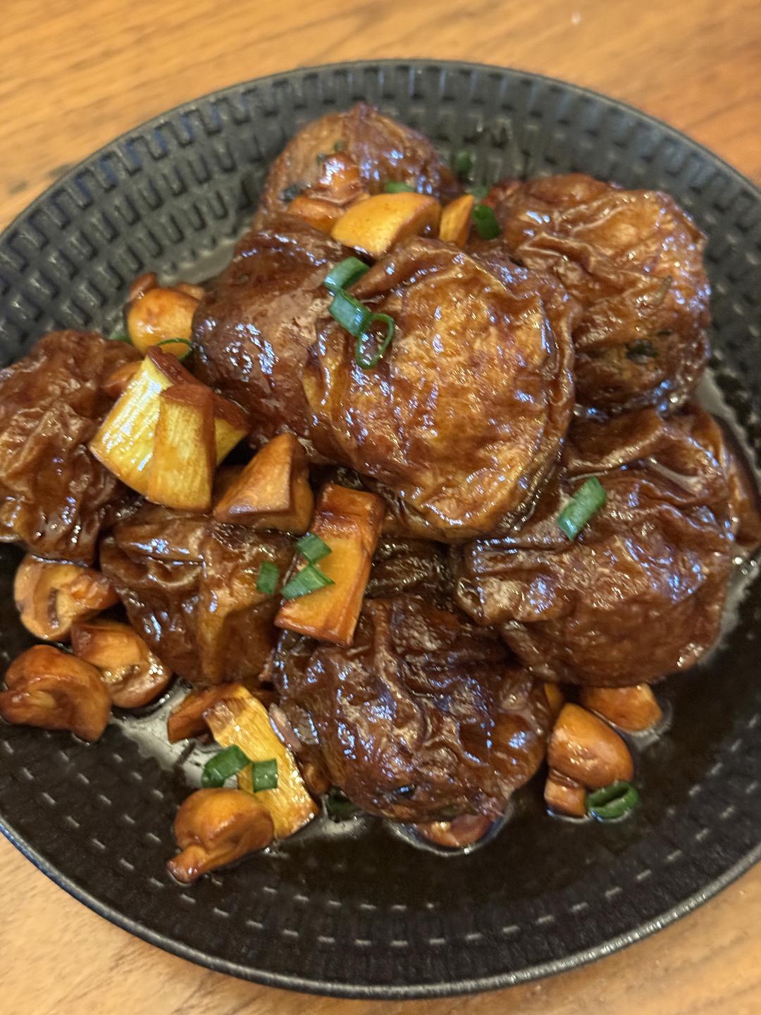 浓油赤酱的春风-红烧蘑菇油面筋塞荠菜春笋虾籽肉