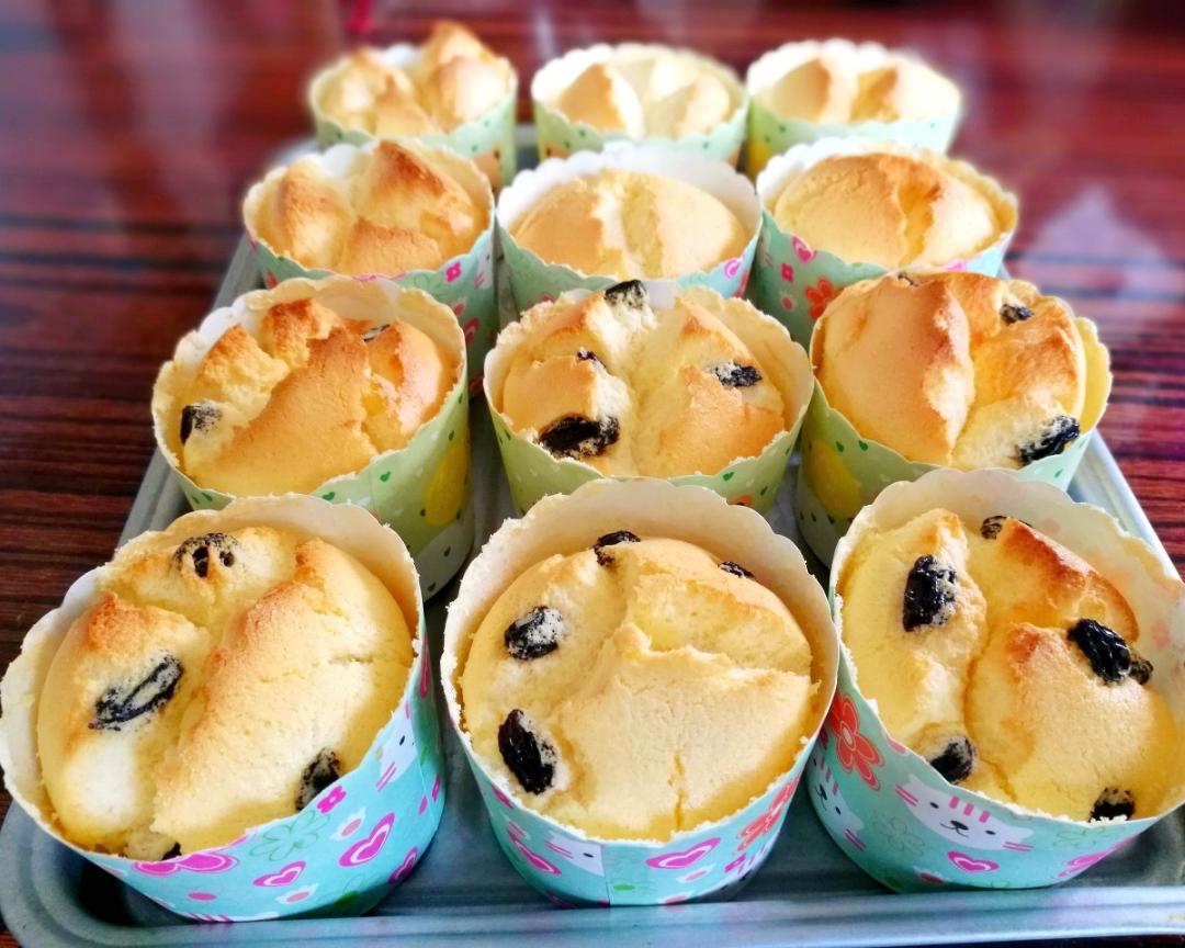 纸杯蛋糕(奶香味)的做法