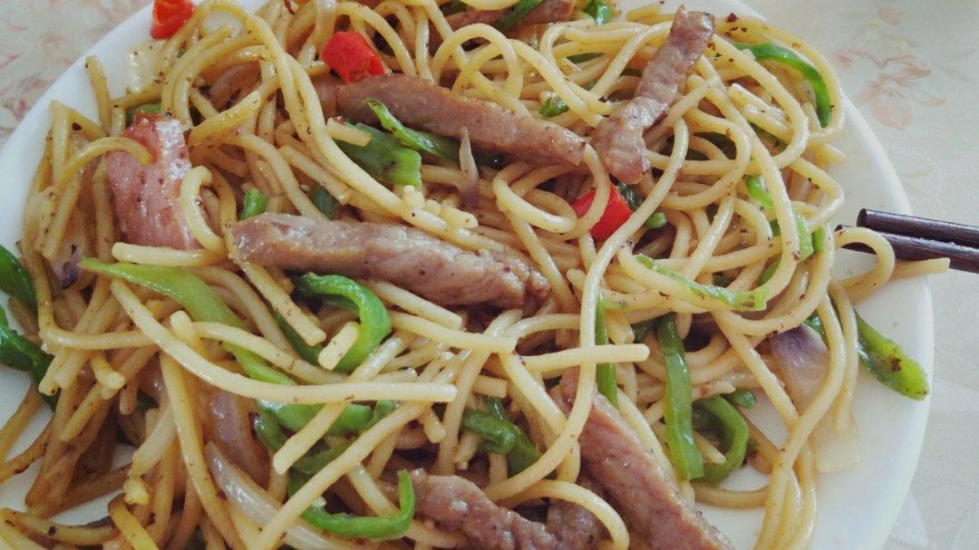 黑椒牛柳炒意面