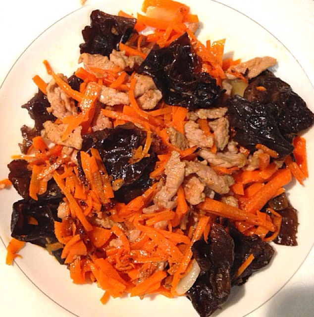 贤惠小厨娘做的胡萝卜木耳炒肉丝