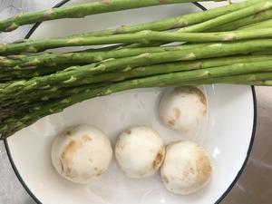 健康低脂家常菜—芦笋炒口蘑的做法 步骤1
