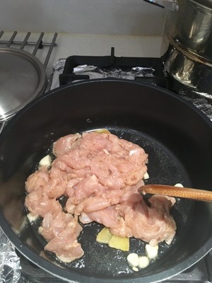 嫩炒香菇鸡胸肉(独家秘制)的做法 步骤5