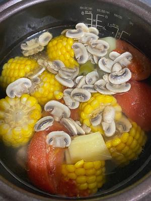 排骨玉米番茄蘑菇汤的做法 步骤3