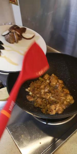 海参羊肚菌香菇炒鸡腿肉的做法 步骤8