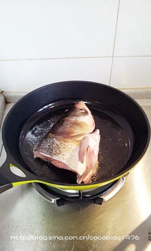 奶白鱼头菌汤的做法 步骤1