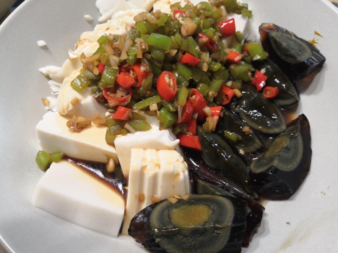 双椒拌皮蛋豆腐