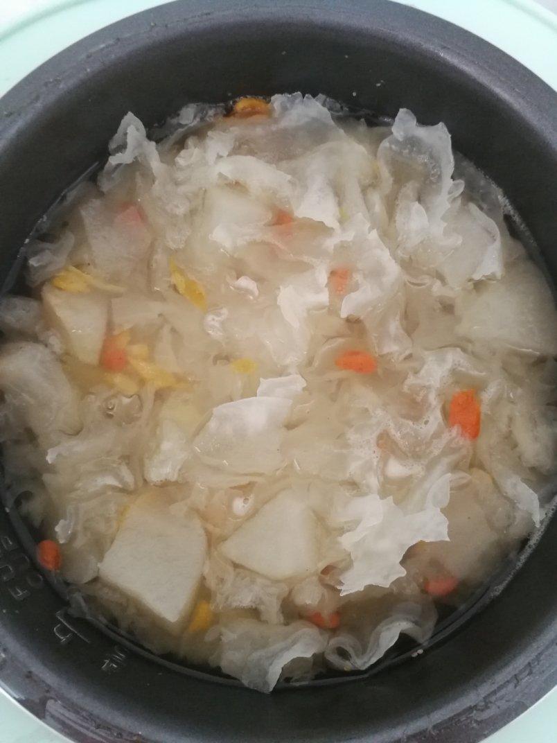 冰糖银耳梨汤