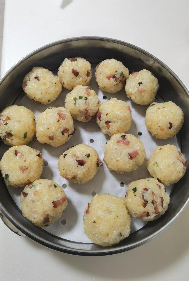 猫猫逗做的山村腊肉糯米圆子