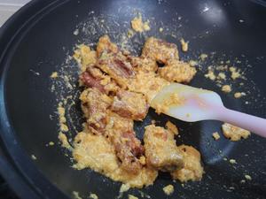 吃不腻的咸蛋黄排骨，做法超简单的做法 步骤9