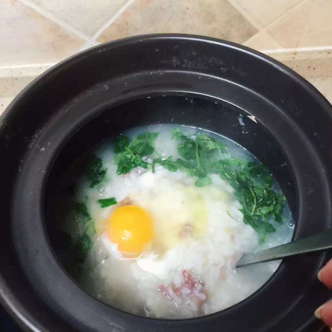 窝蛋生滚牛肉粥