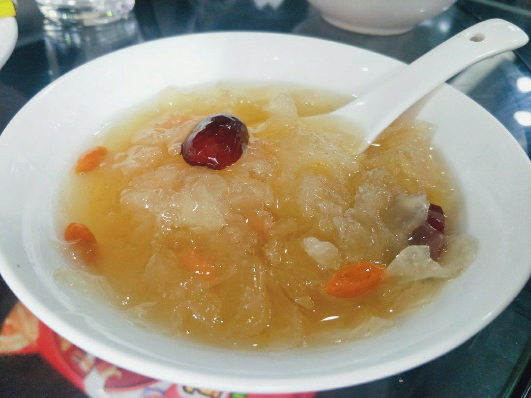 银耳红枣黑枸杞羹