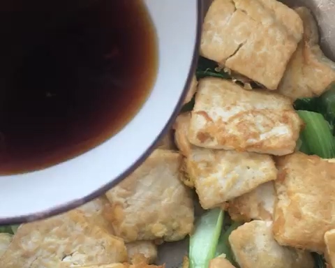 香煎豆腐炒油菜的做法 步骤8