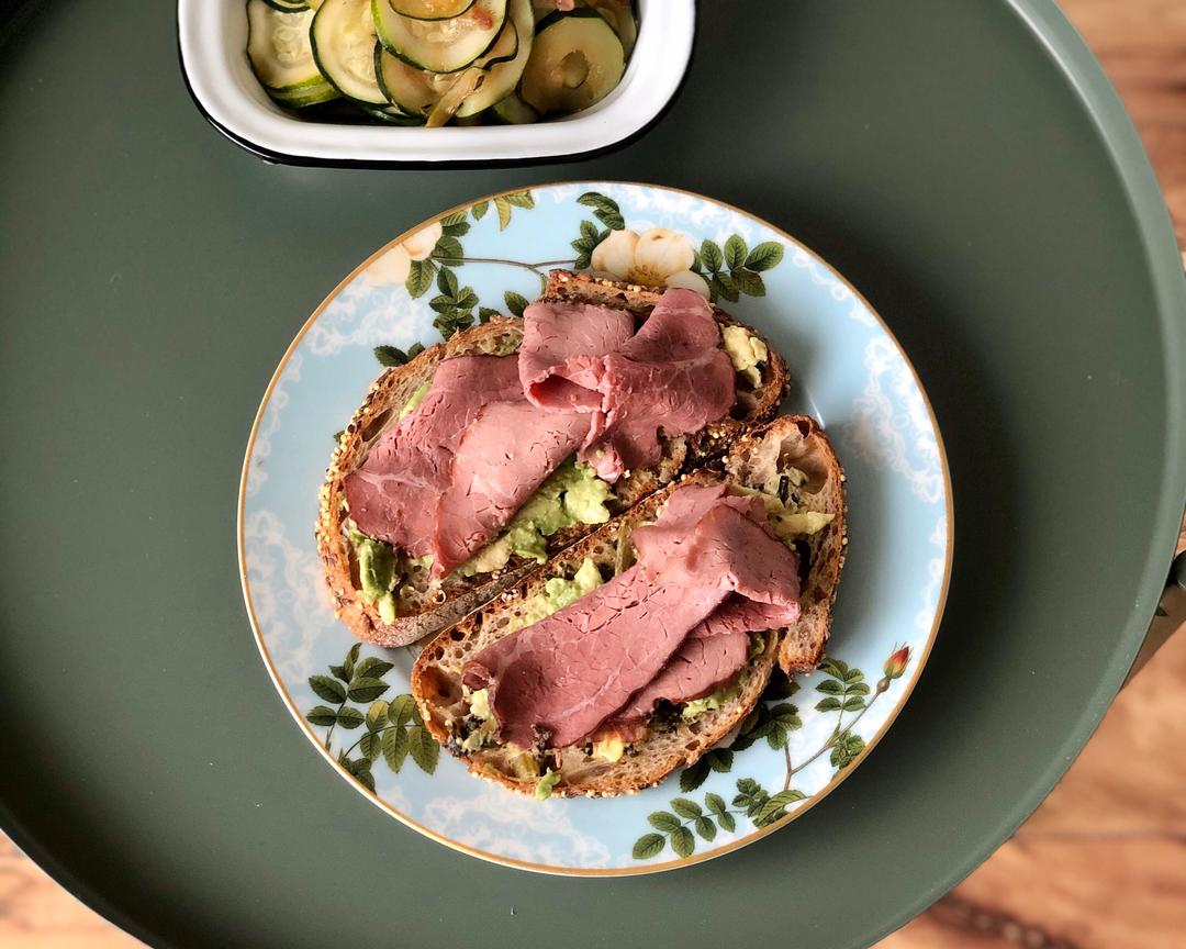 牛油果烟熏牛肉三明治（Pastrami Open Sandwich w/Avocado）的做法