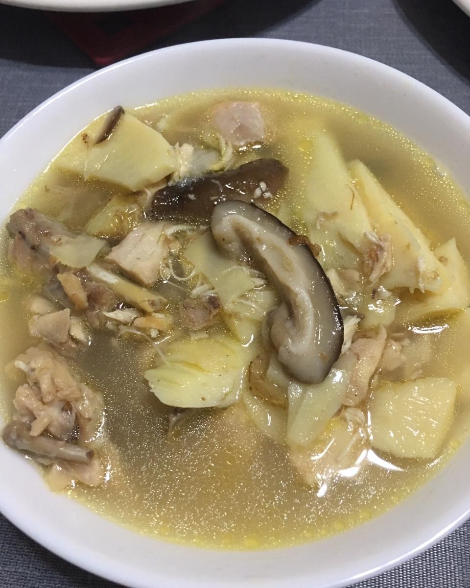冬笋土鸡汤 chaqueta做的冬笋土鸡汤 赞 土鸡一只,冬笋,姜,葱,料酒,盐