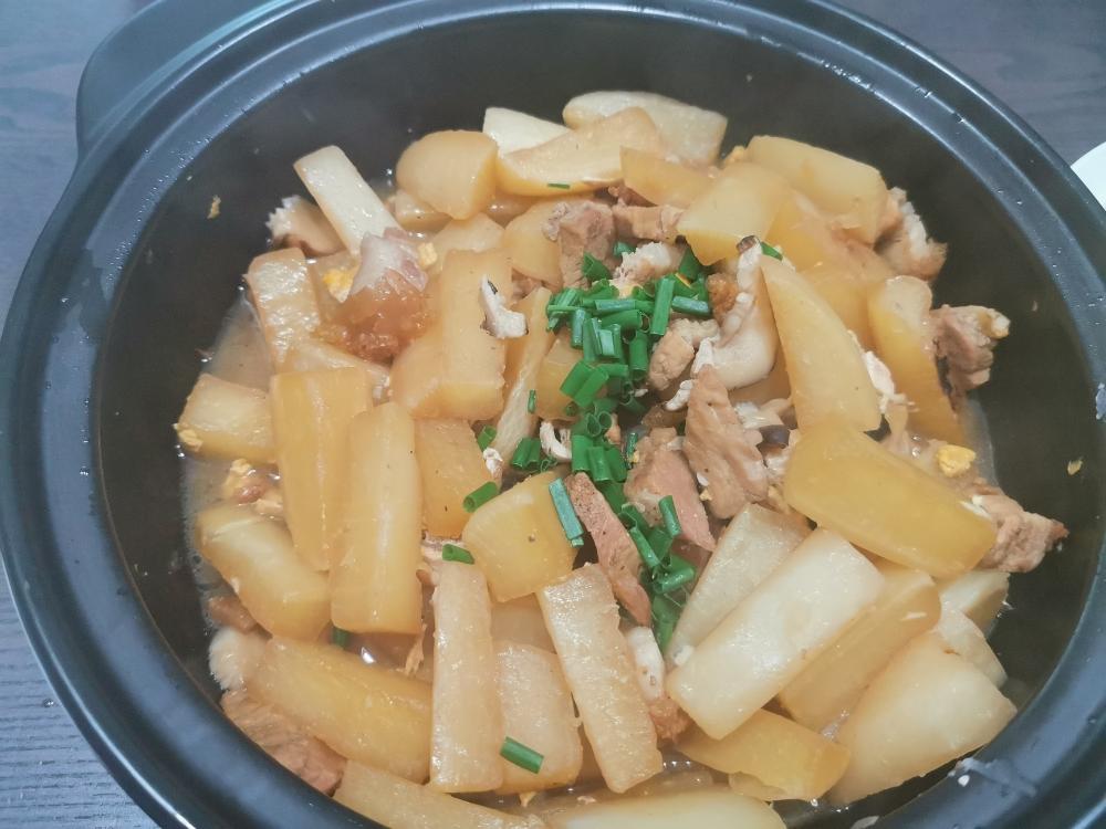 萝卜焖烧猪肉