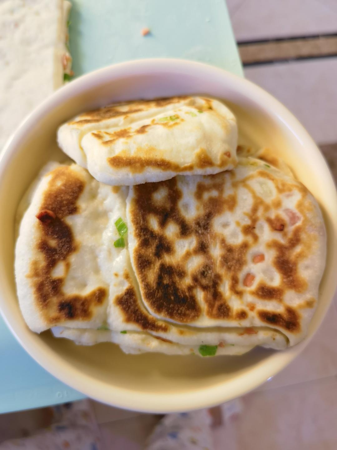 五香葱花饼    葱香四溢   咸香适口   太有食欲了 附细节视频