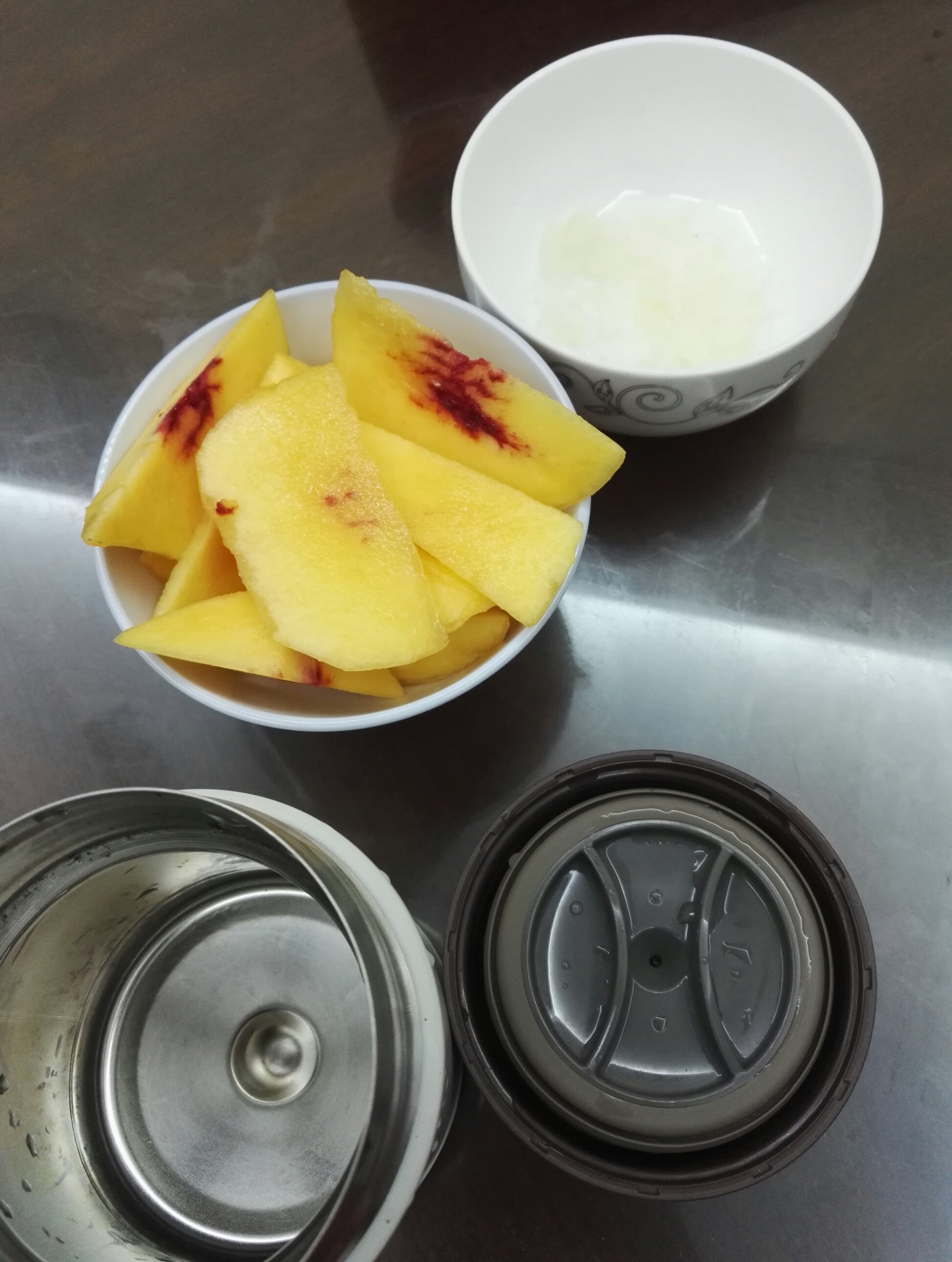 闷烧杯黄桃糖水的做法 步骤2
