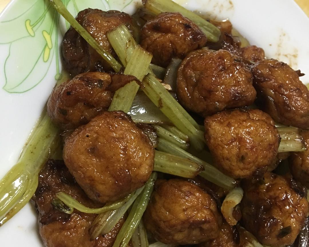 香芹炒鱼饼减肥养颜餐