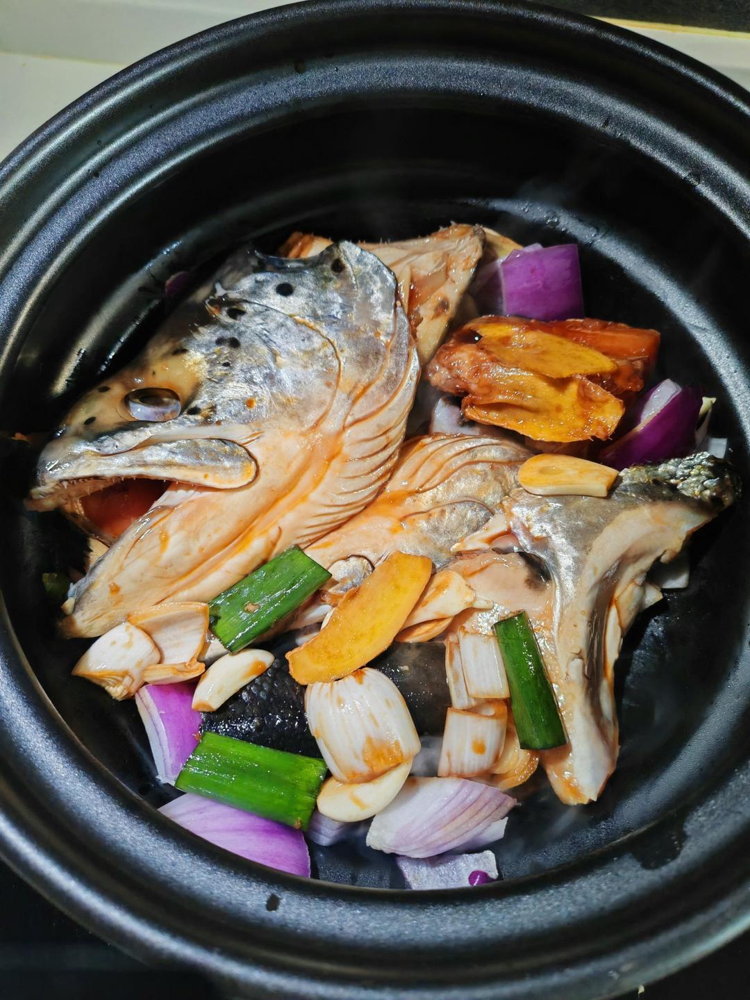 8分钟上桌的美食——砂锅三文鱼头煲