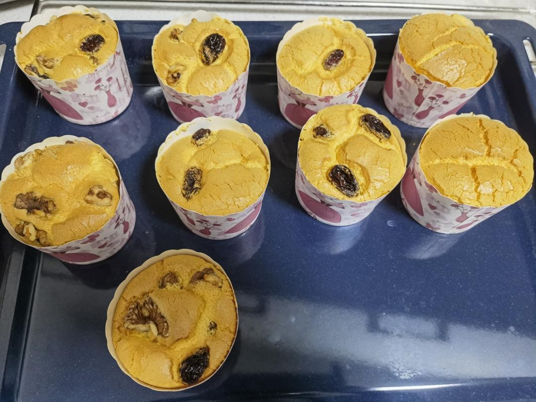 不塌陷的戚风纸杯蛋糕｜好看又好吃的小蛋糕