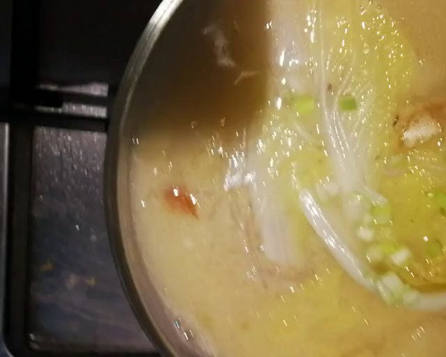 一只鸭架子的两种做法:   鸭架粉丝汤的做法