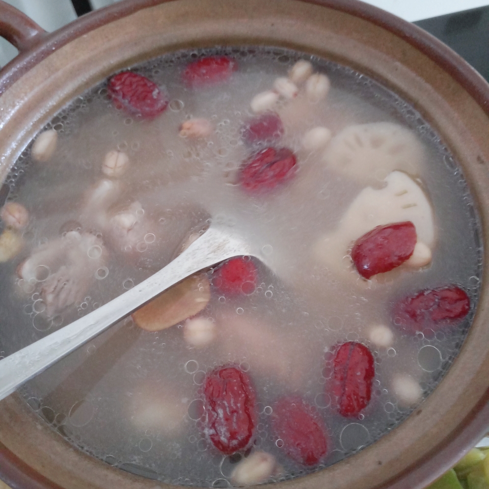 老妈·排骨莲藕红枣汤的做法