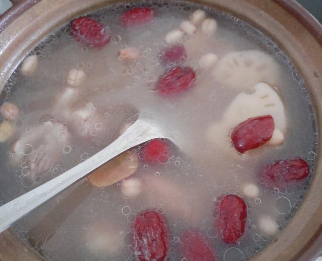 老妈·排骨莲藕红枣汤的做法