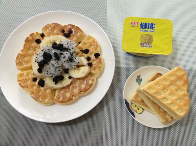 【酸奶松饼yogurt pancake】，搭上黑莓果酱和枫糖的美味。