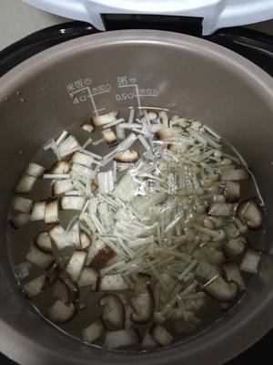 菌菇蔬菜粥（电饭锅版）的做法 步骤2