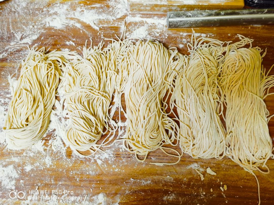 【爽滑筋道的自制面条】（鸡蛋面、菠菜面和胡萝卜面）-面面俱到，家的味道