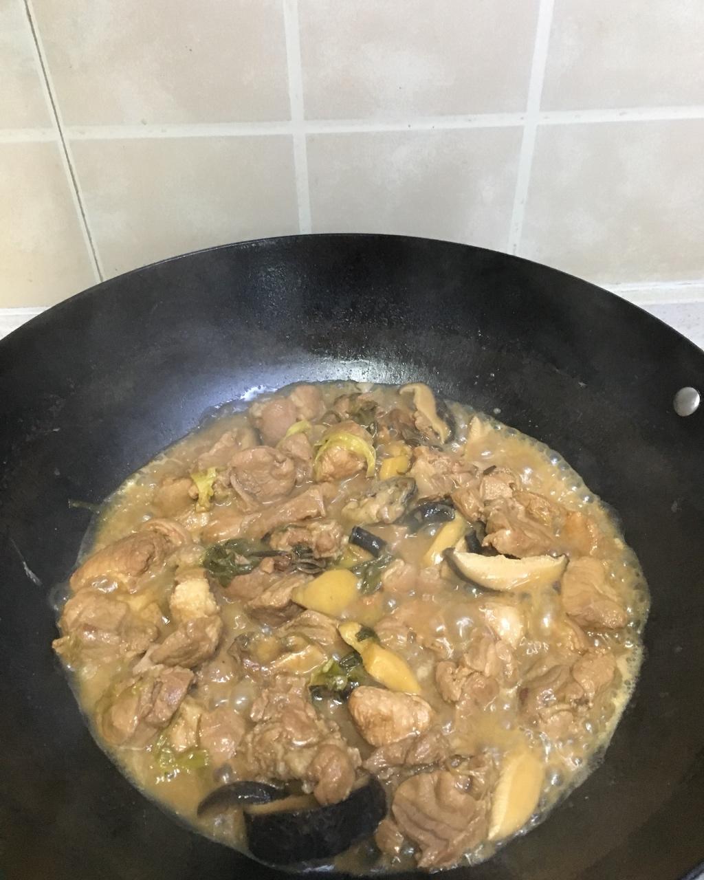 蚝鼓冬菇焖猪手