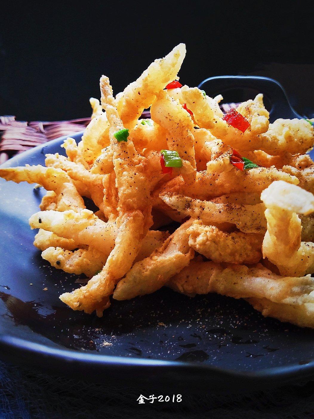 其实是卖鱼大哥建议这么做的,人家说了难遇有这么大条的银鱼,去椒盐