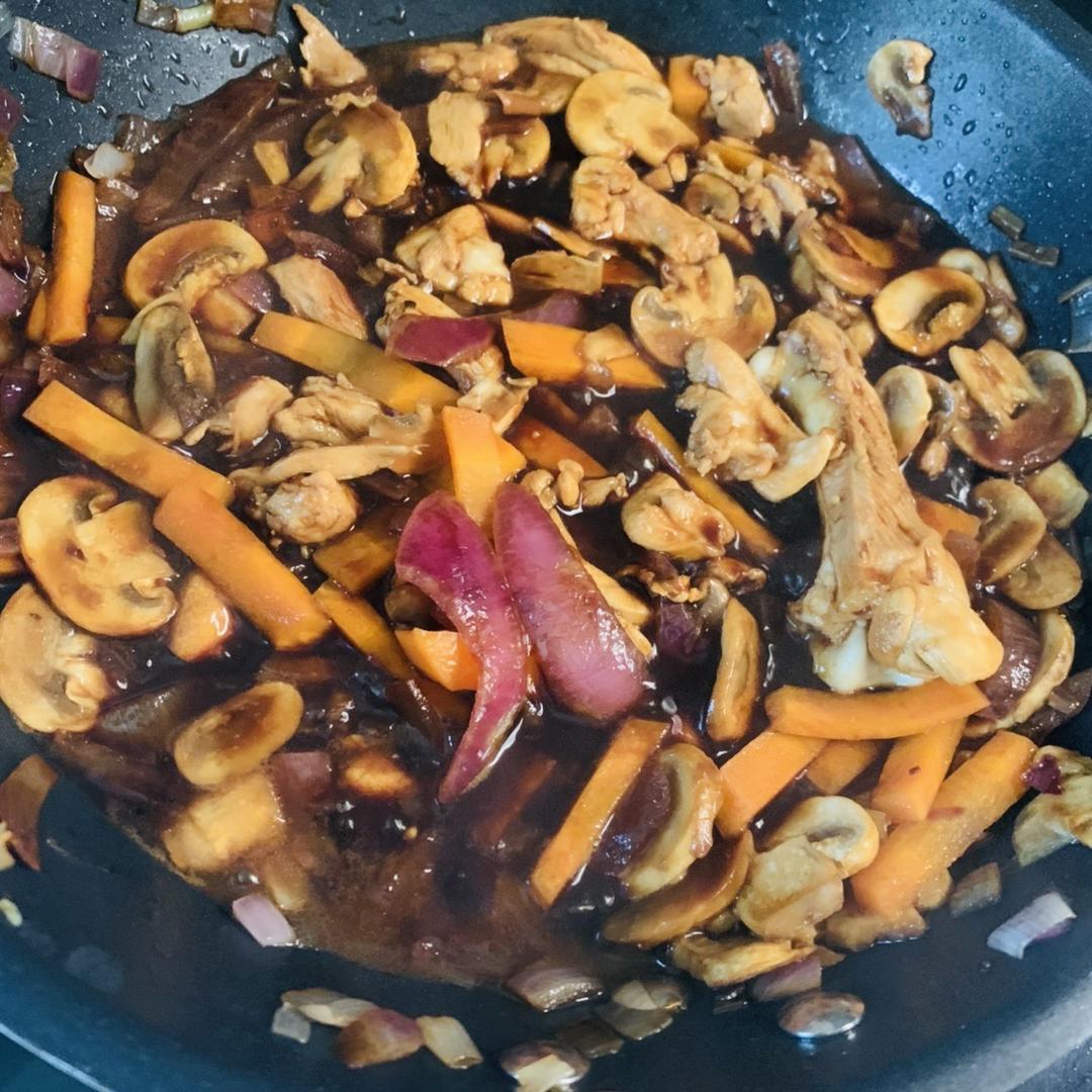 洋葱鸡肉蘑菇的做法