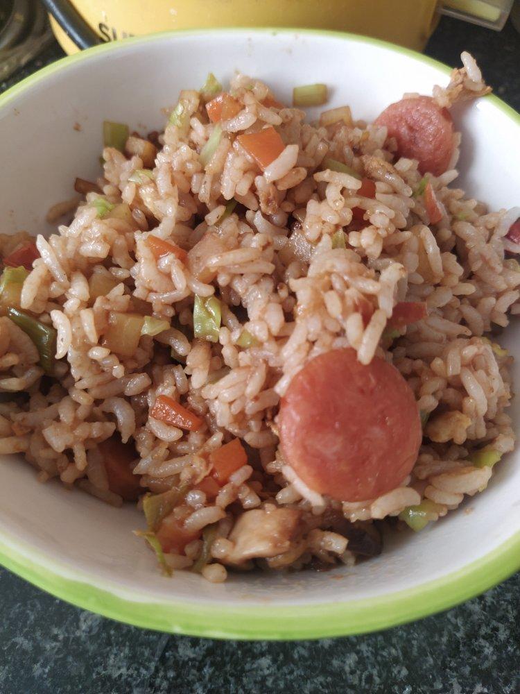 邻居抢着来我家吃土豆香肠炒饭，原来这么香！
