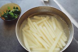 欧芹海盐烤薯条Chips with Parsley Salt——北鼎烤箱食谱的做法 步骤1