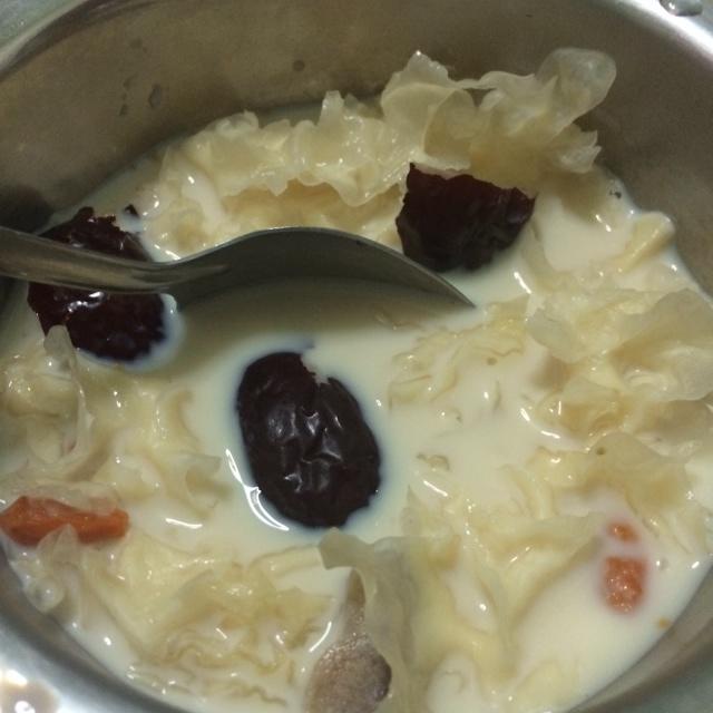 牛奶炖白木耳