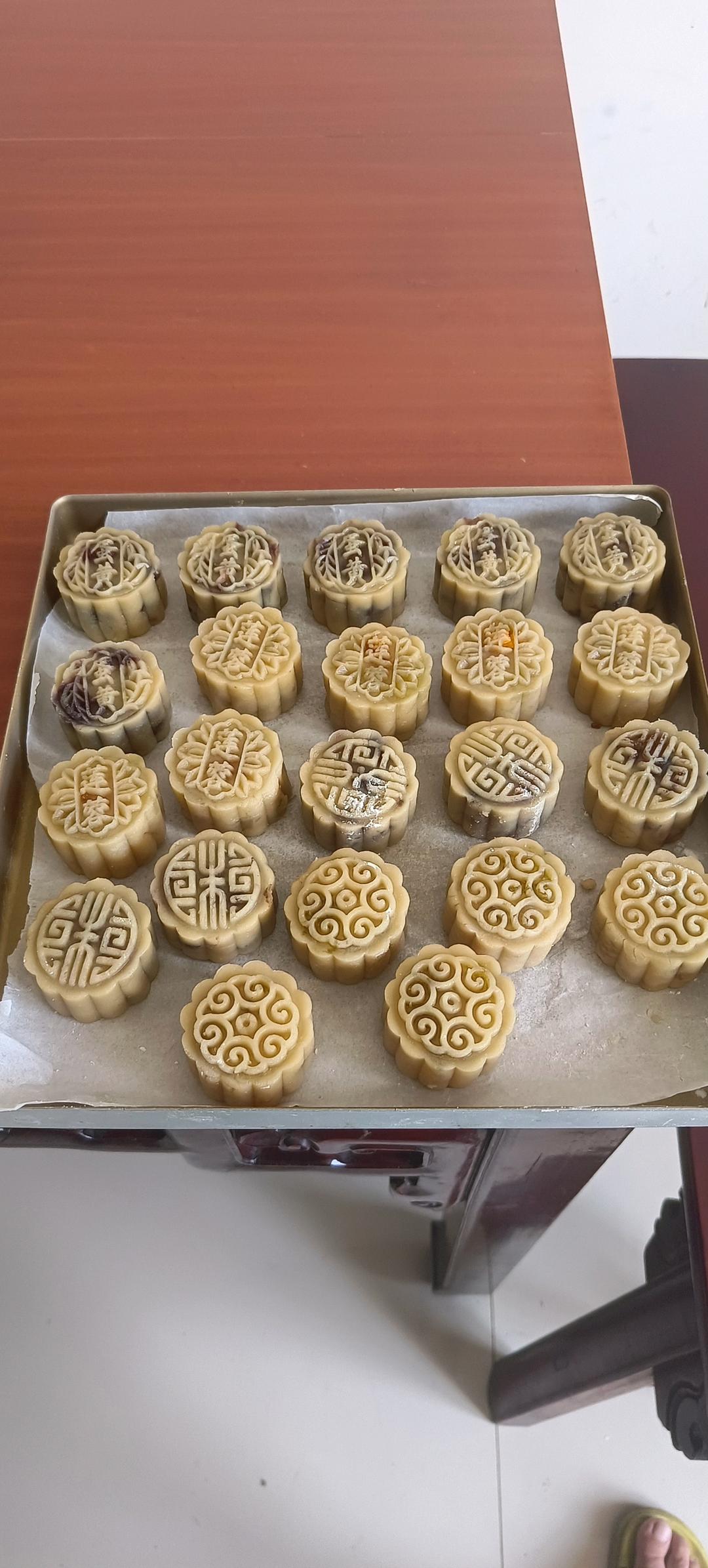 广式月饼—蛋黄芝麻月饼