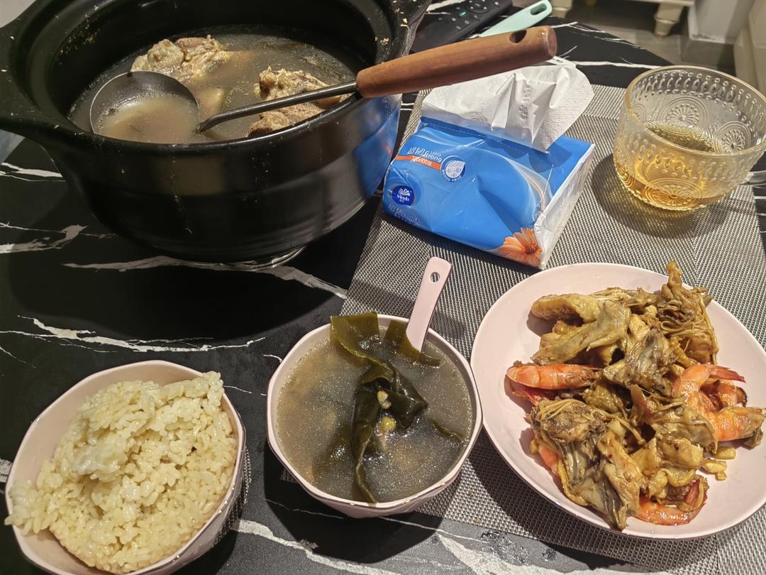 夏天必备汤《海带结绿豆骨头汤》