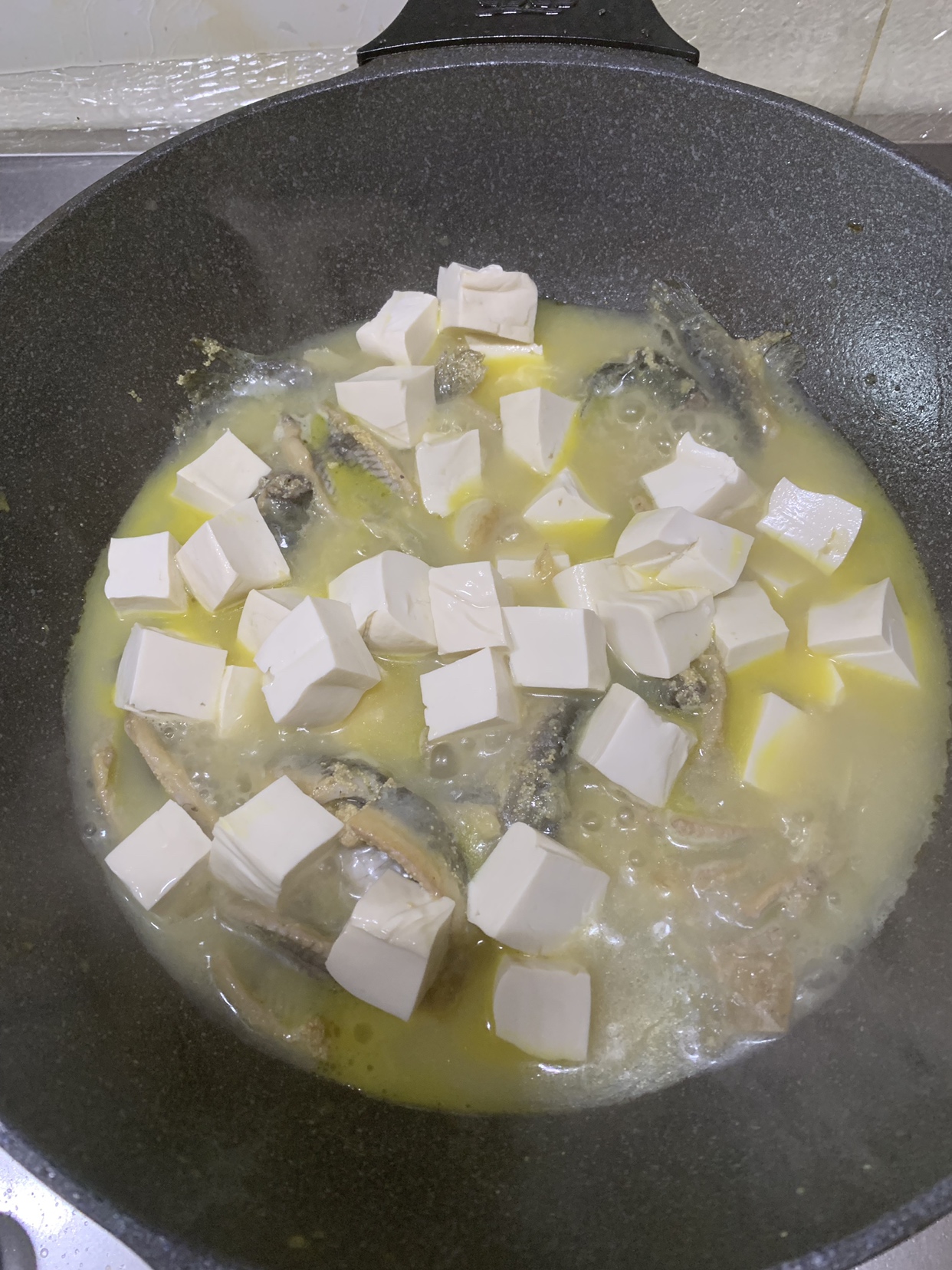 泥鳅炖豆腐的做法 步骤3
