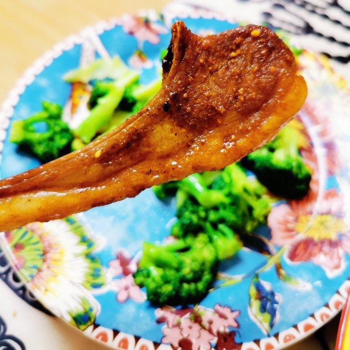 烧烤味蒜香煎羊排——减肥需要吃肉（一起减肥吧）