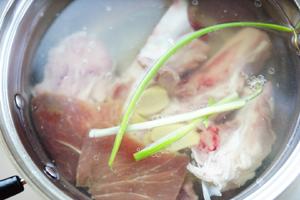 竹荪菜胆火腿棒骨汤的做法 步骤3