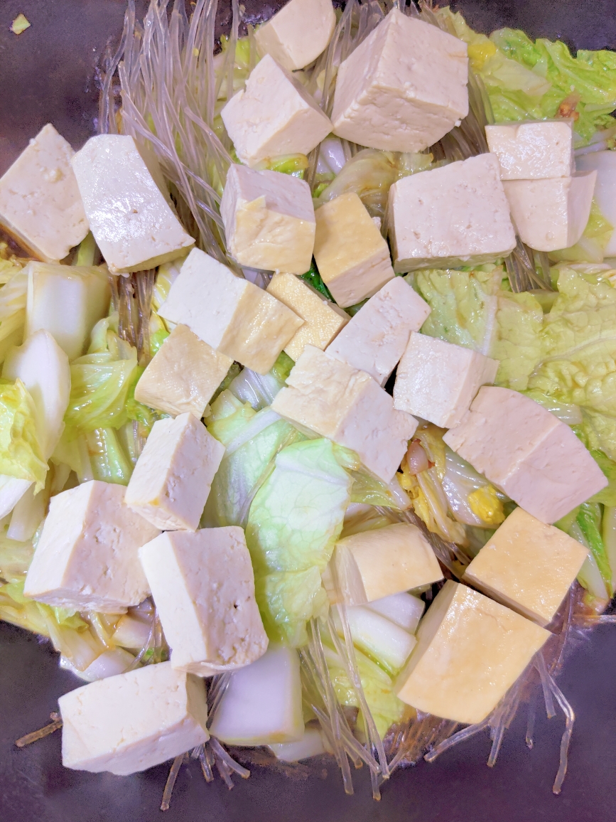 冬日必备白菜豆腐炖粉条的做法 步骤4