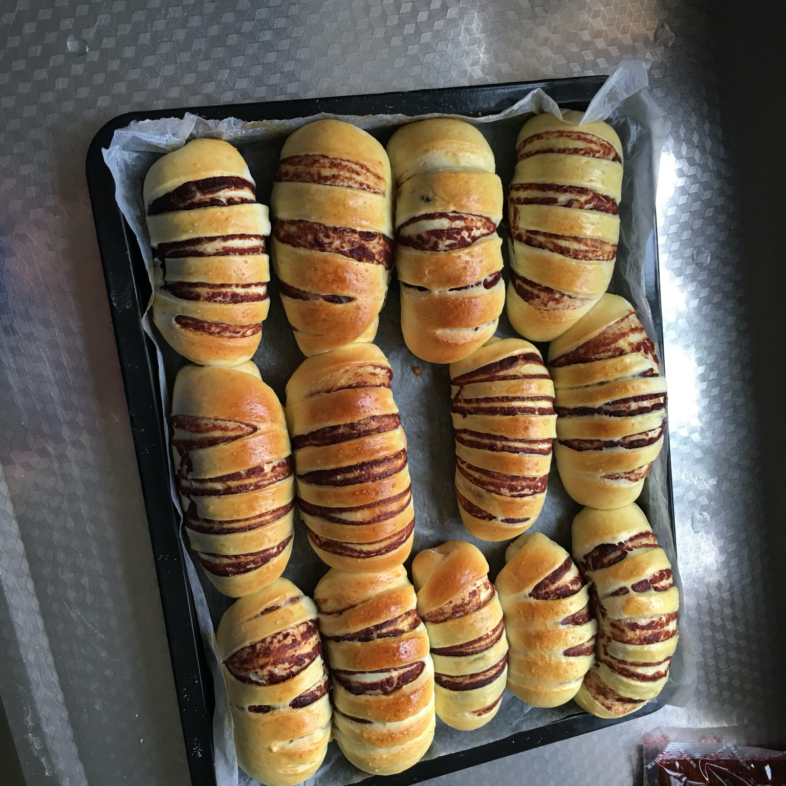 红豆沙面包卷——好吃得不得了#皮黑森林#