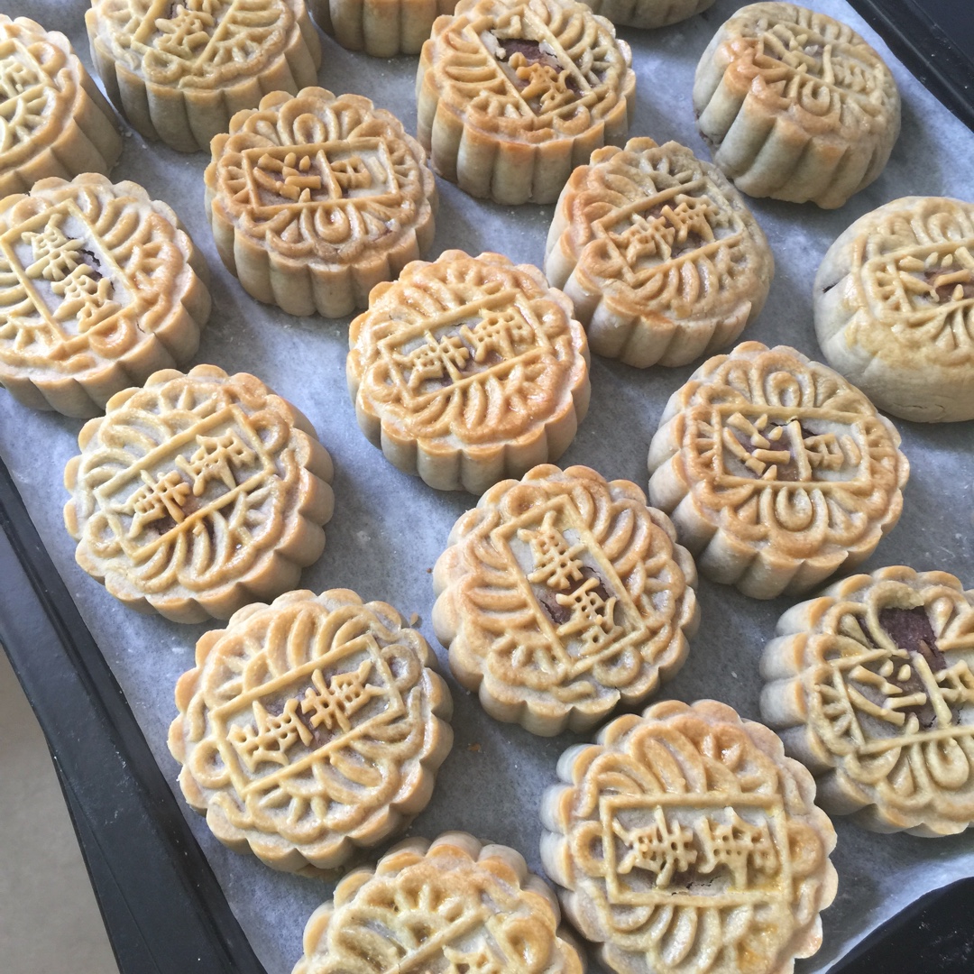 广式月饼－－蛋黄豆沙月饼