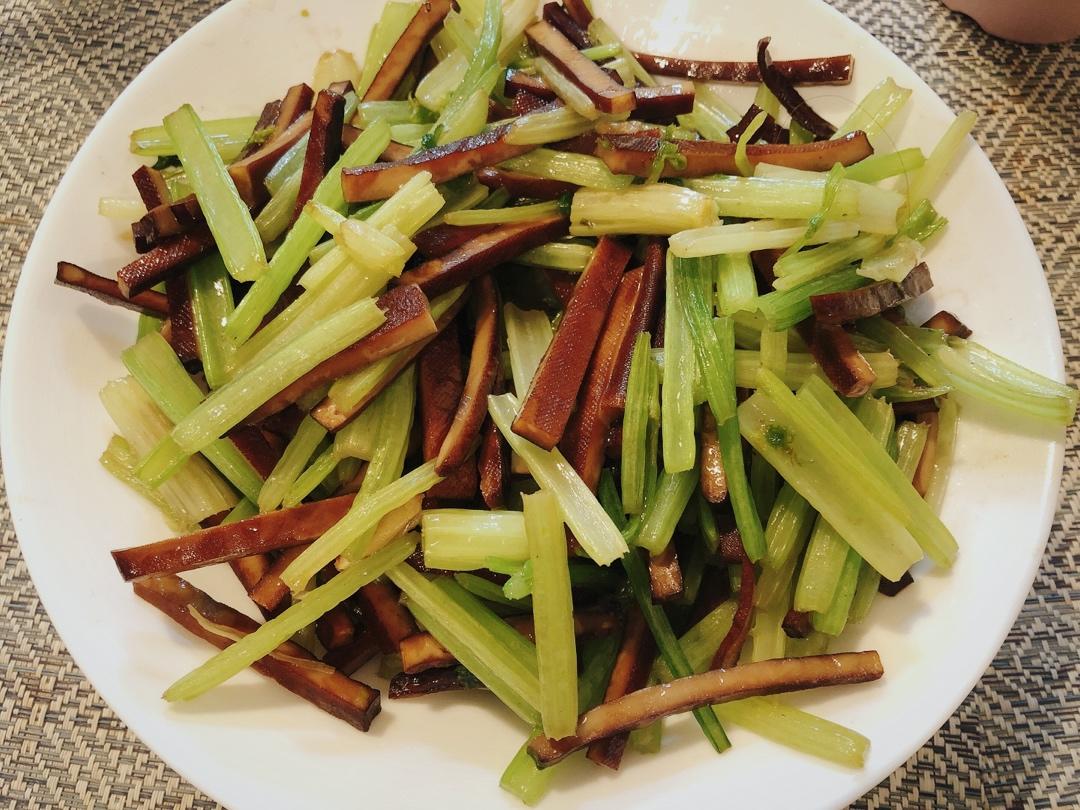 素菜：芹菜炒豆腐干