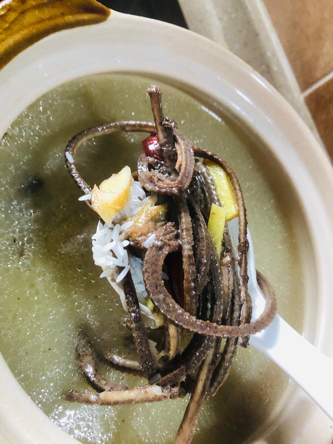 黄鳝汤倒入砂锅中黄鳝骨汤,用大火煮10分钟拌匀静置10分钟加一点花生