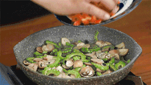 【清心湖】草菇豆豉炝苦瓜的做法 步骤7