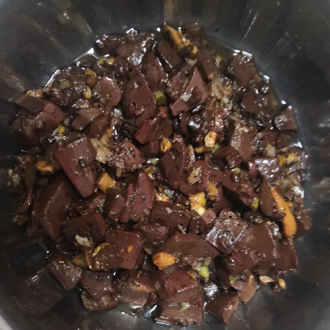 厨师长教你：“酸菜烧猪血”的家常做法，非常开胃下饭