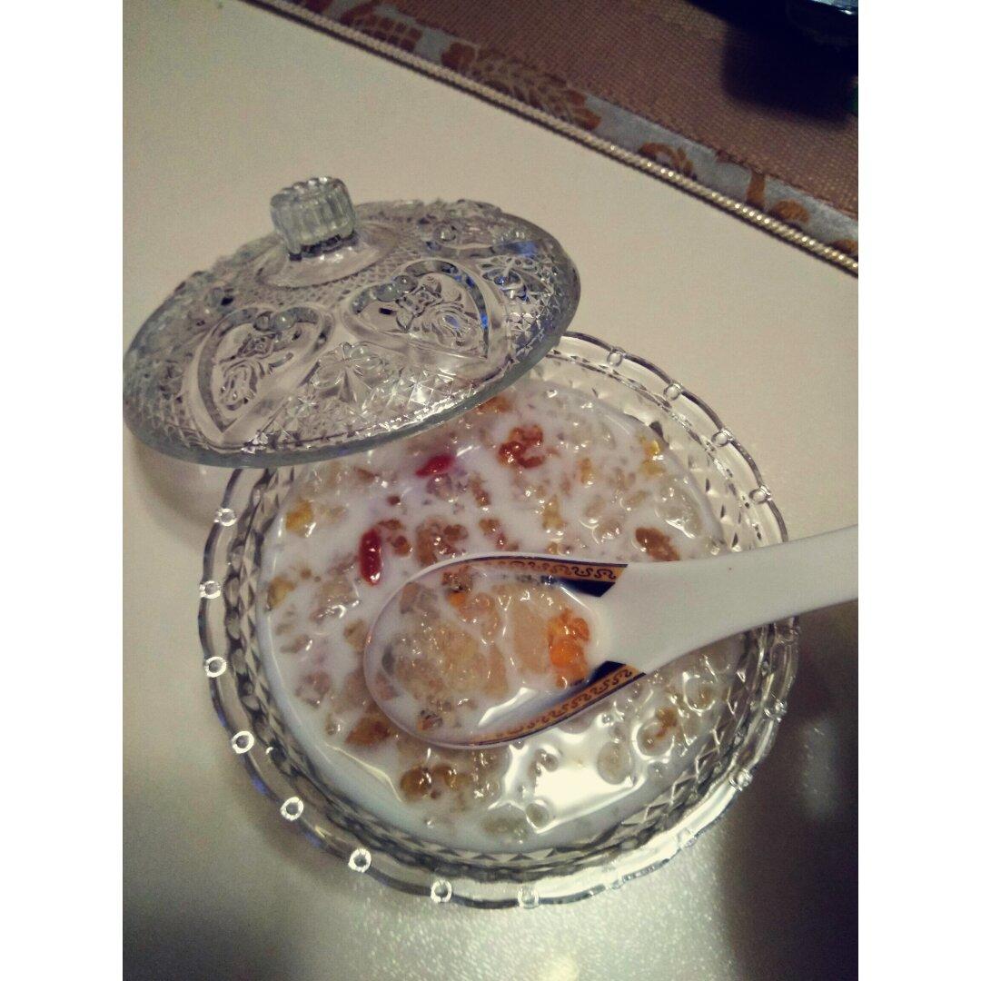 桃胶银耳炖雪蛤