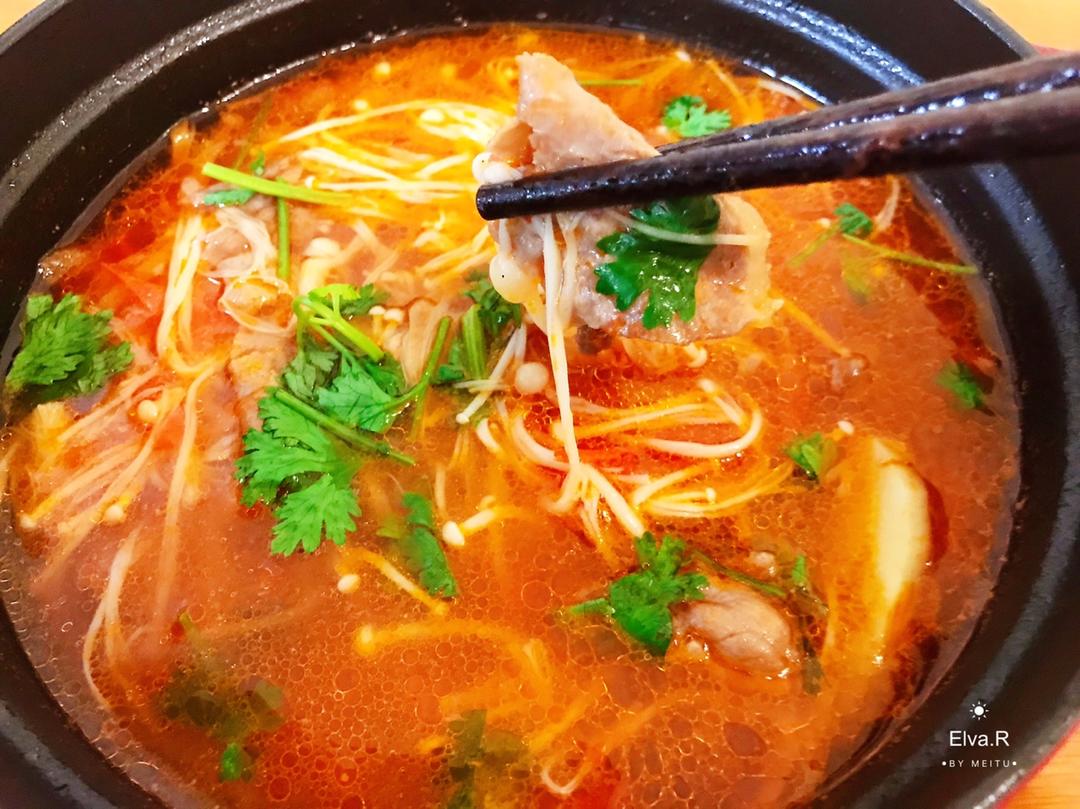 番茄金针菇肥牛锅 鲜到眉毛掉